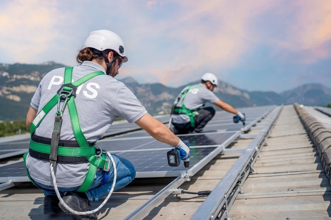 Équipe PNS technicien RGE installation panneaux solaires à Reims